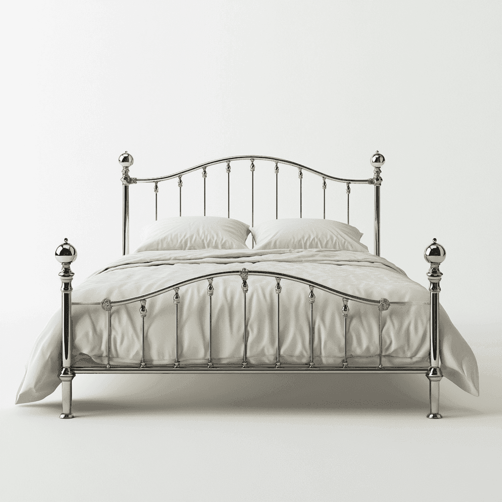 Ein Bett mit silbernem, schmiedeeisernem Rahmen und zwei weißen Kissen auf weißer Unterlage.